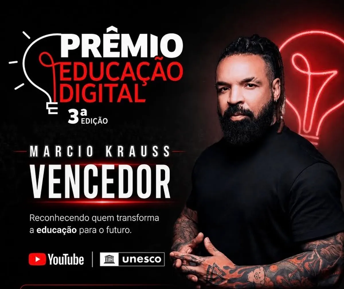 Professor Marcio Krauss em seu estúdio de gravação, sorrindo após receber prêmio do YouTube.