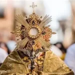 Fiéis participam de procissão de Corpus Christi em João Pessoa, com o Santíssimo Sacramento sendo levado pelas ruas.