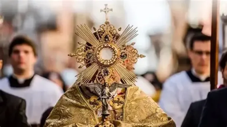 Fiéis participam de procissão de Corpus Christi em João Pessoa, com o Santíssimo Sacramento sendo levado pelas ruas.