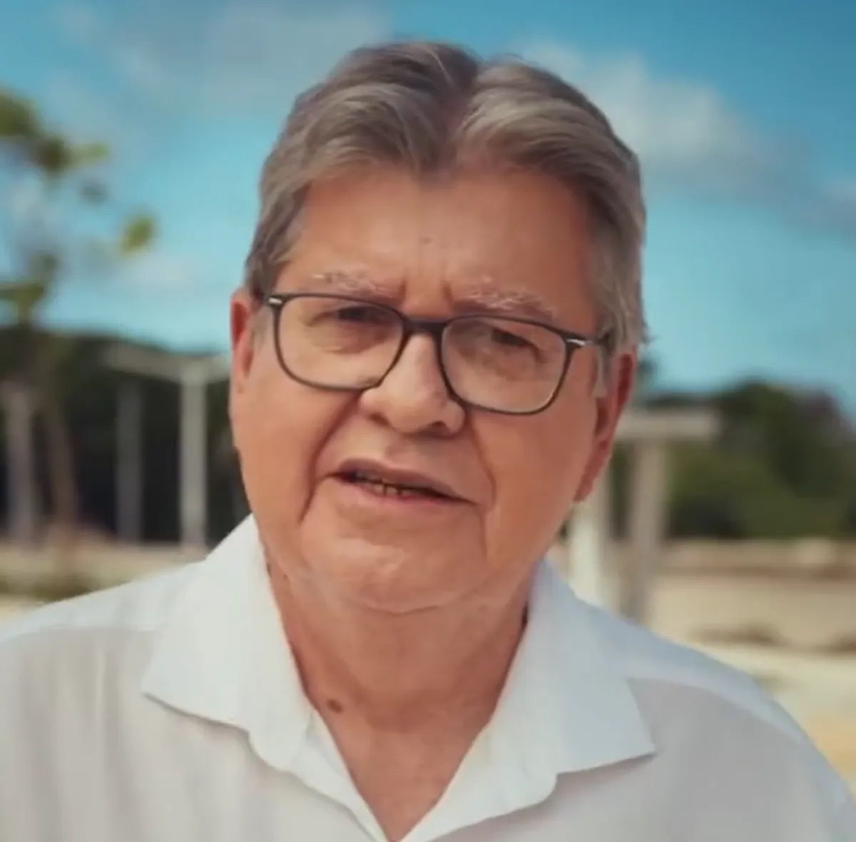 João Azevêdo em evento político, destacando sua experiência para o Senado 2026