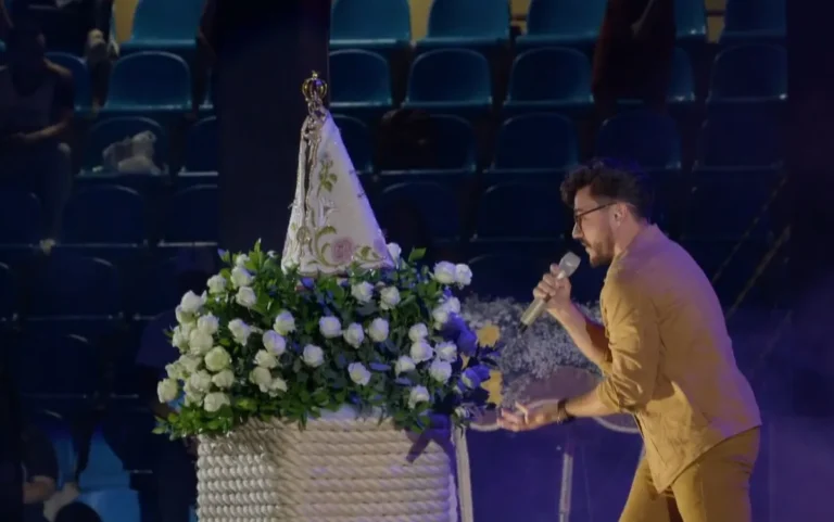 Palco principal do São João de Campina Grande à noite, com show e público presente.