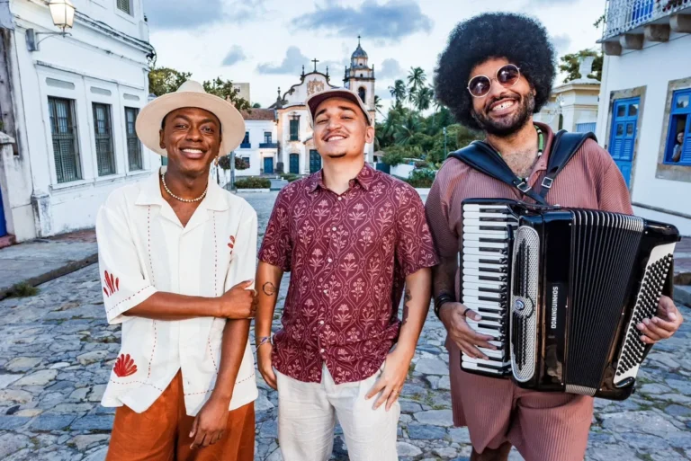 João Gomes, Mestrinho e Jota.pê cantando no palco do São João de Campina Grande