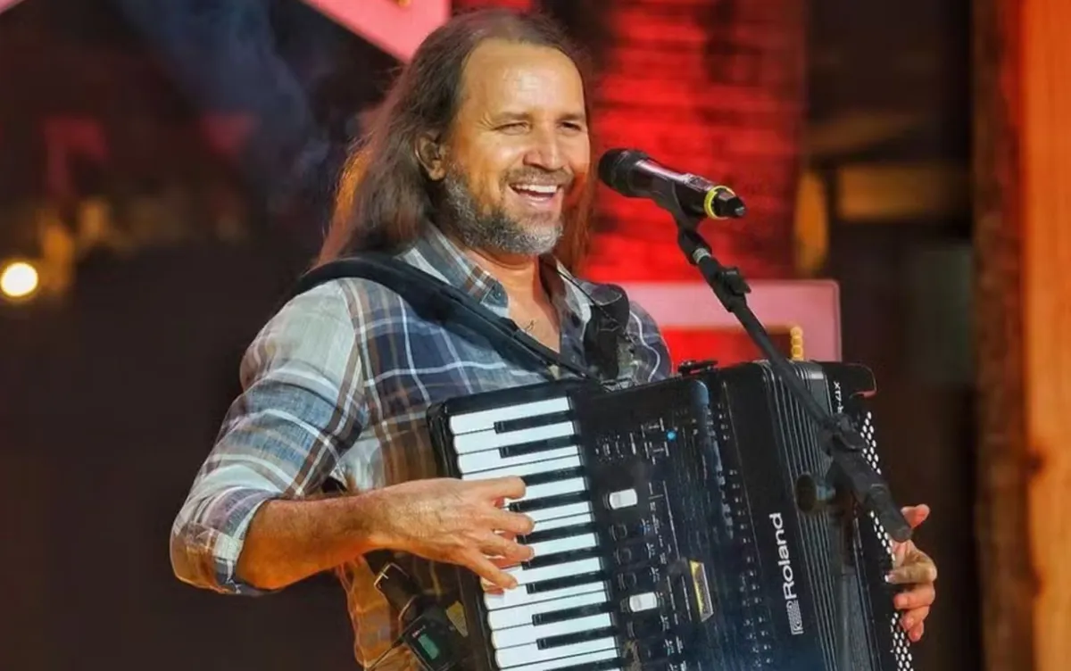 Multidão celebra o São João de Campina Grande com shows no Parque do Povo.
