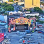 Milhares de pessoas dançando forró no Parque do Povo durante o São João de Campina Grande 2026