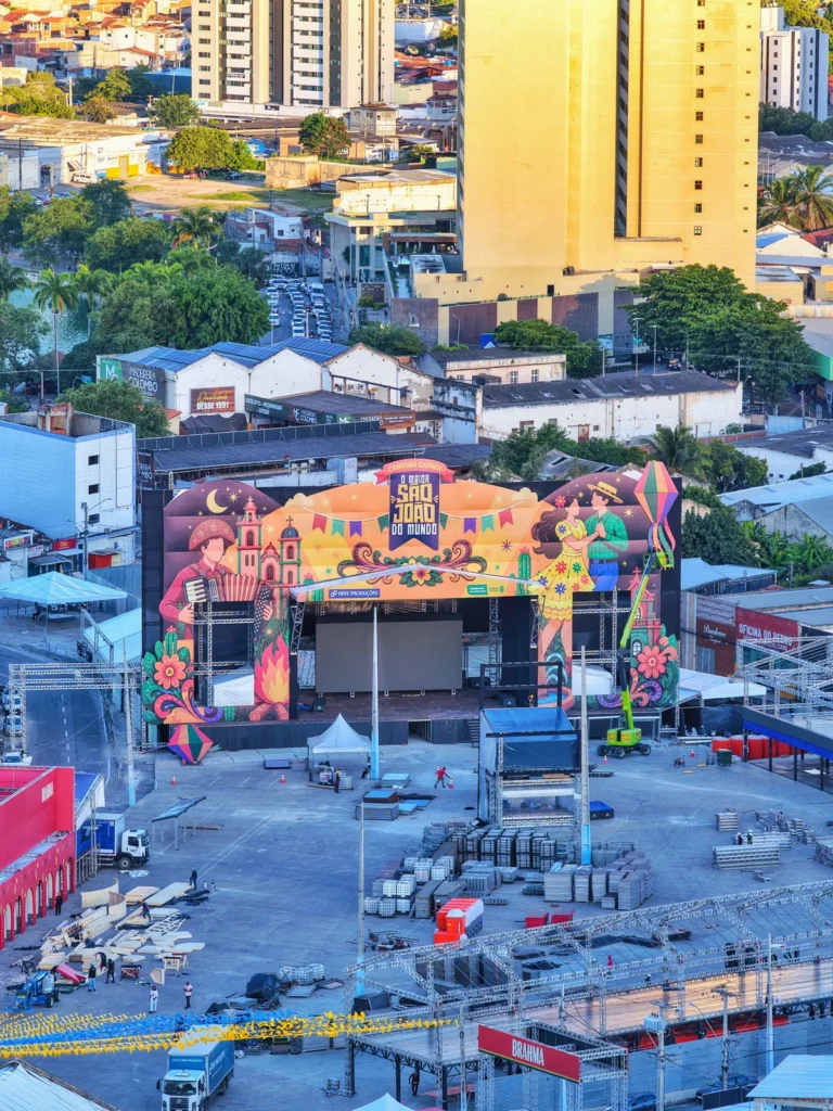 Milhares de pessoas dançando forró no Parque do Povo durante o São João de Campina Grande 2026