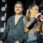Multidão celebrando em um show durante o São João de Campina Grande
