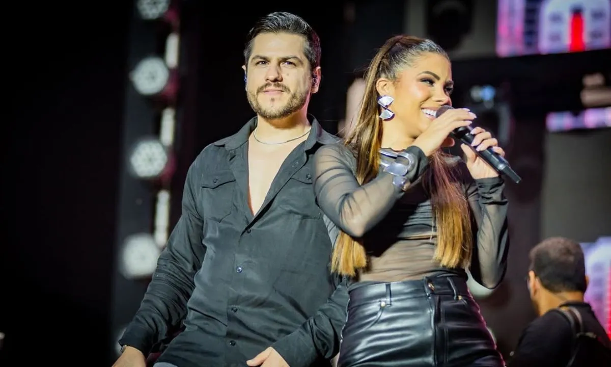 Multidão celebrando em um show durante o São João de Campina Grande