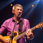 Multidão celebrando o São João de Campina Grande no Parque do Povo com shows ao vivo.