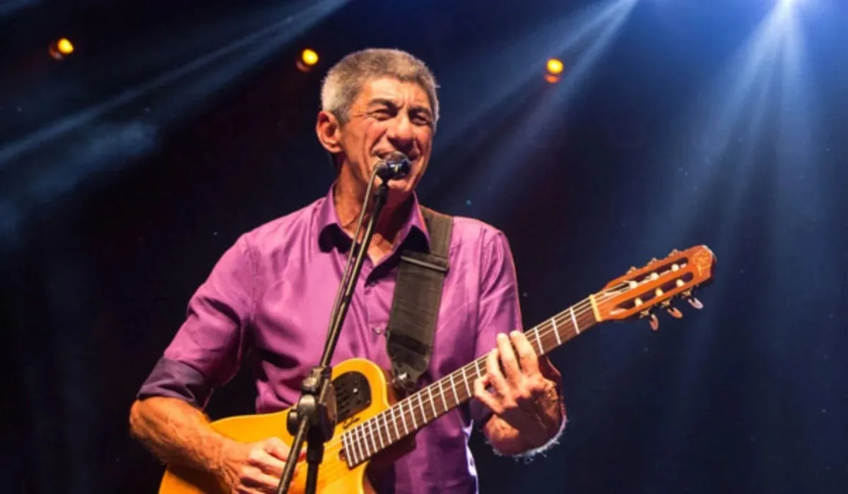 Multidão celebrando o São João de Campina Grande no Parque do Povo com shows ao vivo.