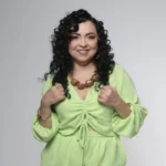 Multidão celebra em show do São João de Campina Grande com artistas no palco principal.
