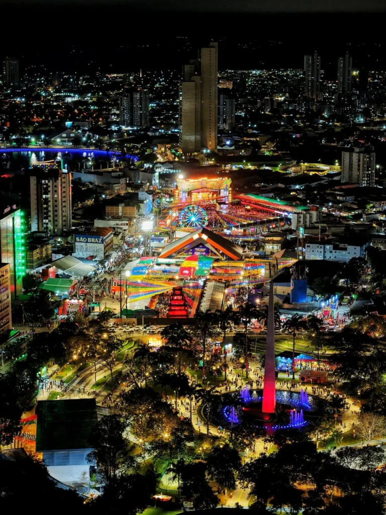 Multidão celebra o São João de Campina Grande sob luzes festivas