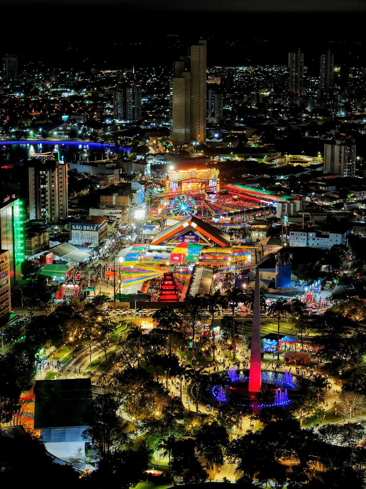 Multidão celebra o São João de Campina Grande sob luzes festivas
