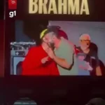 Socorrista sorrindo com microfone em palco de show no São João de Campina Grande