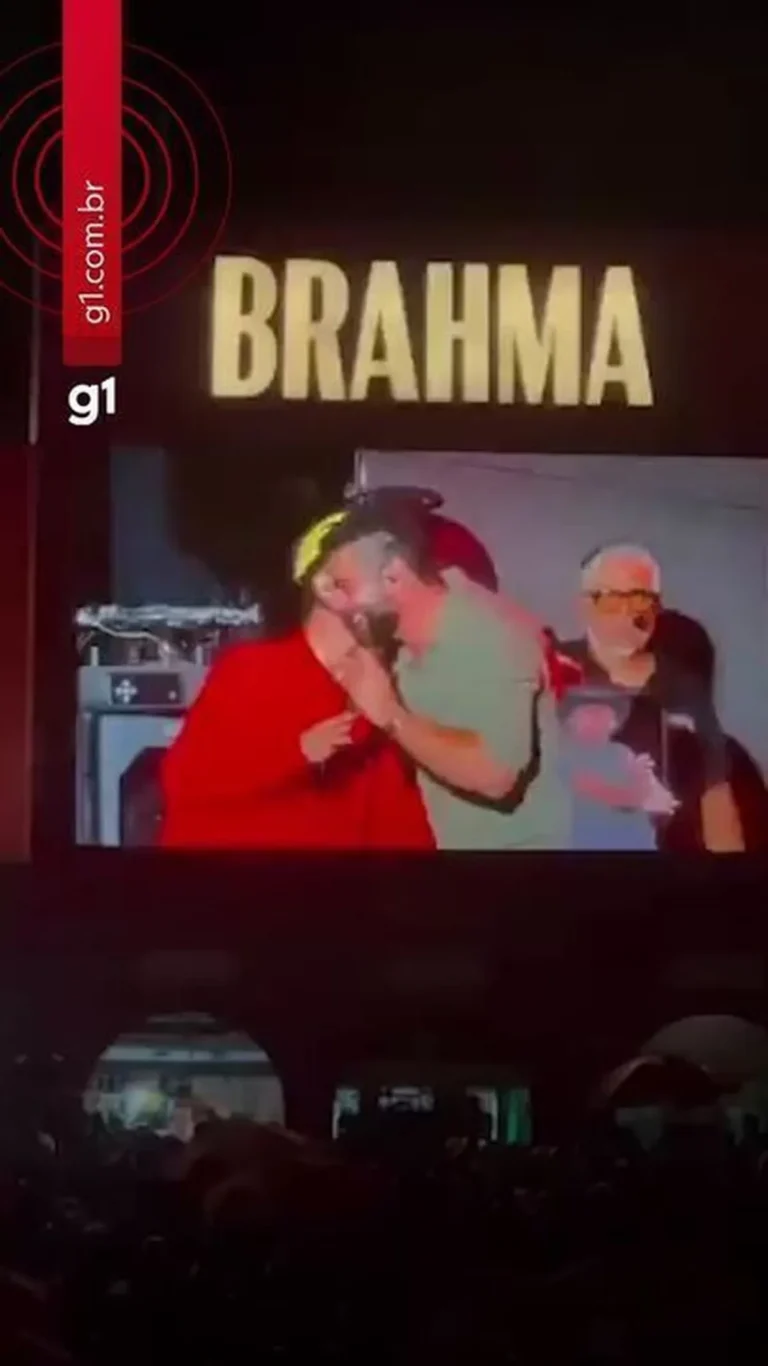 Socorrista sorrindo com microfone em palco de show no São João de Campina Grande