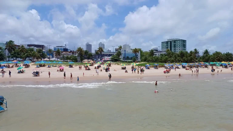 Sinalização de praia imprópria para banho na Paraíba com o mar ao fundo.