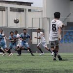 Jogo de futebol da Taça das Favelas Paraíba 2026 em João Pessoa com jovens atletas em campo.