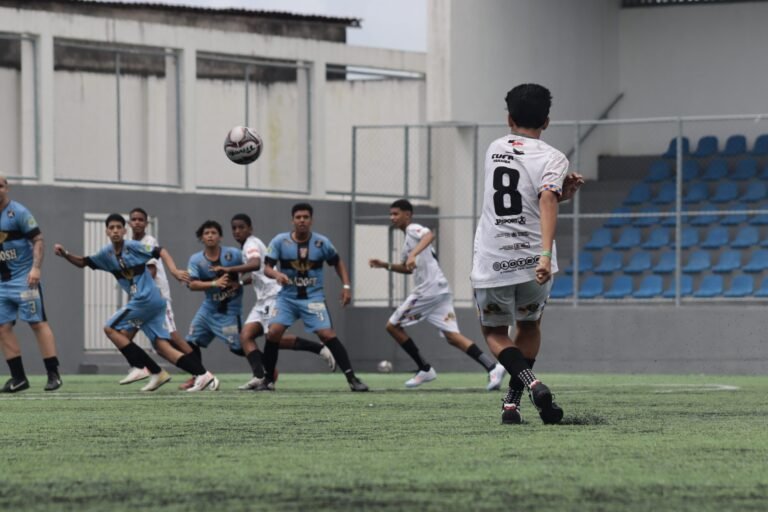 Jogo de futebol da Taça das Favelas Paraíba 2026 em João Pessoa com jovens atletas em campo.