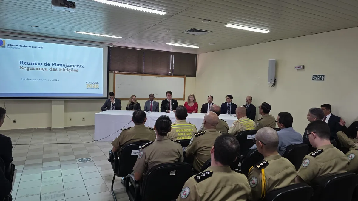 Reunião do TRE-PB para planejamento de segurança das eleições 2026 com videomonitoramento.