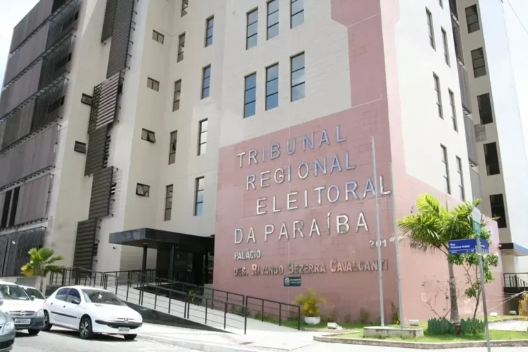 Reunião de planejamento integrado de segurança para eleições 2026 com representantes do TRE-PB e forças de segurança.
