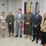 Profissionais de segurança e membros da Justiça Eleitoral em reunião de planejamento para eleições.