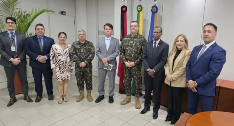 Profissionais de segurança e membros da Justiça Eleitoral em reunião de planejamento para eleições.
