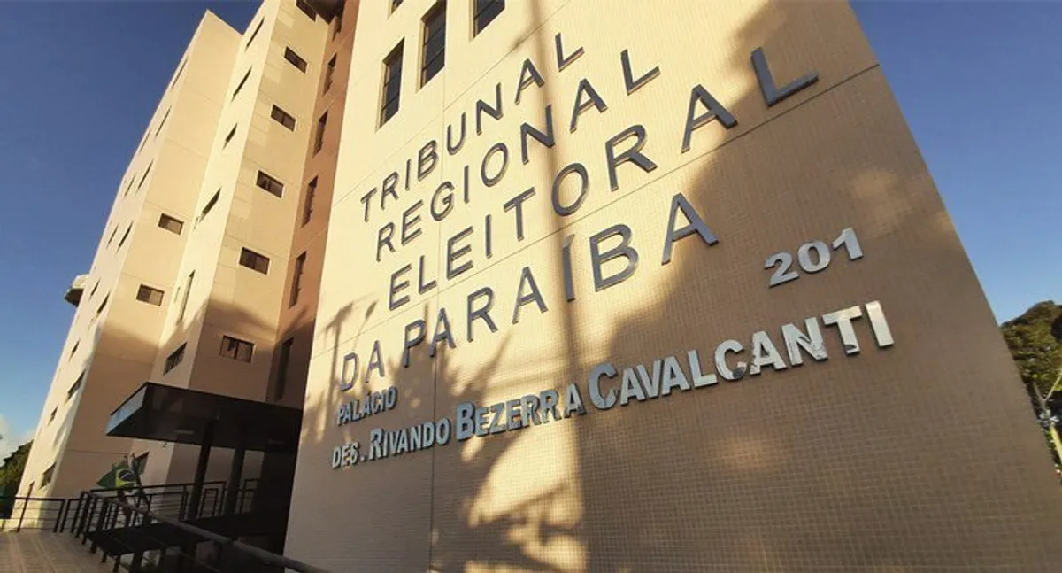 Autoridades do TRE-PB e forças de segurança em reunião de planejamento para as Eleições 2026.
