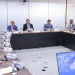 Cerimônia de assinatura de termo de compromisso pela integridade das Eleições 2026 entre o TSE e partidos políticos.