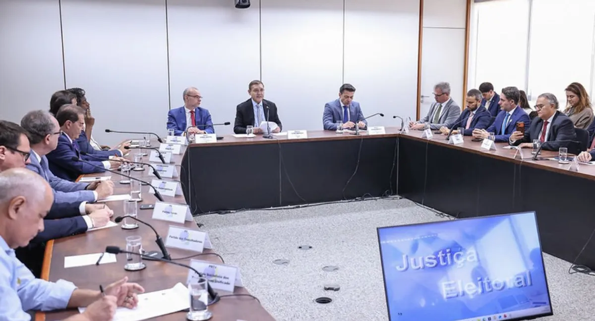 Cerimônia de assinatura de termo de compromisso pela integridade das Eleições 2026 entre o TSE e partidos políticos.