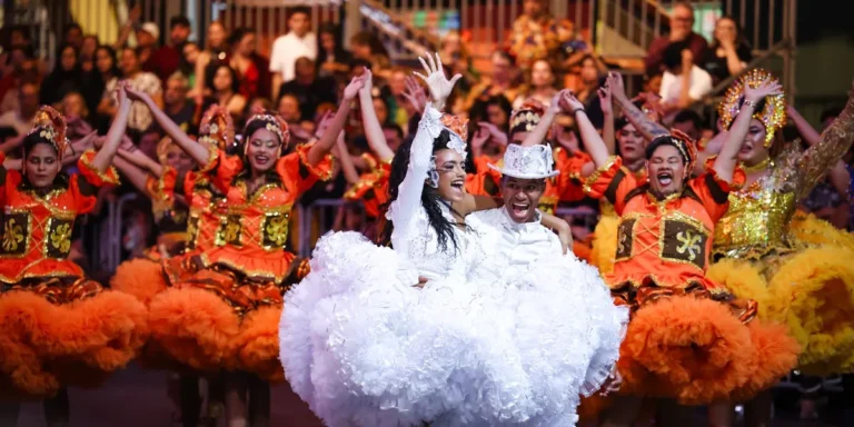 Multidão celebra festa junina em Caruaru com dança e música ao vivo