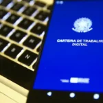 Pessoas aguardando atendimento em um posto do Sine-PB em busca de vagas de emprego.