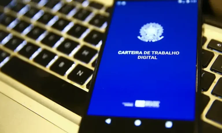 Pessoas aguardando atendimento em um posto do Sine-PB em busca de vagas de emprego.