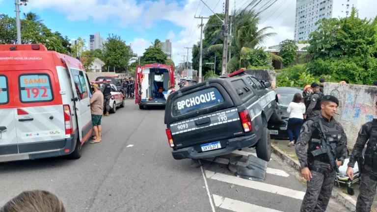Viatura da Polícia Militar em meio a destroços após colisão com carro de passeio e derrubada de muro em João Pessoa.