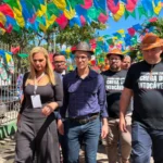 Romeu Zema em evento público na Paraíba, falando para eleitores.