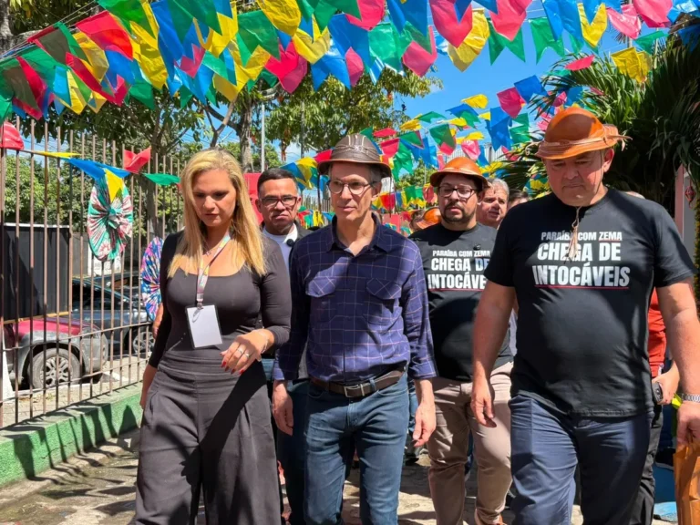Romeu Zema em evento público na Paraíba, falando para eleitores.