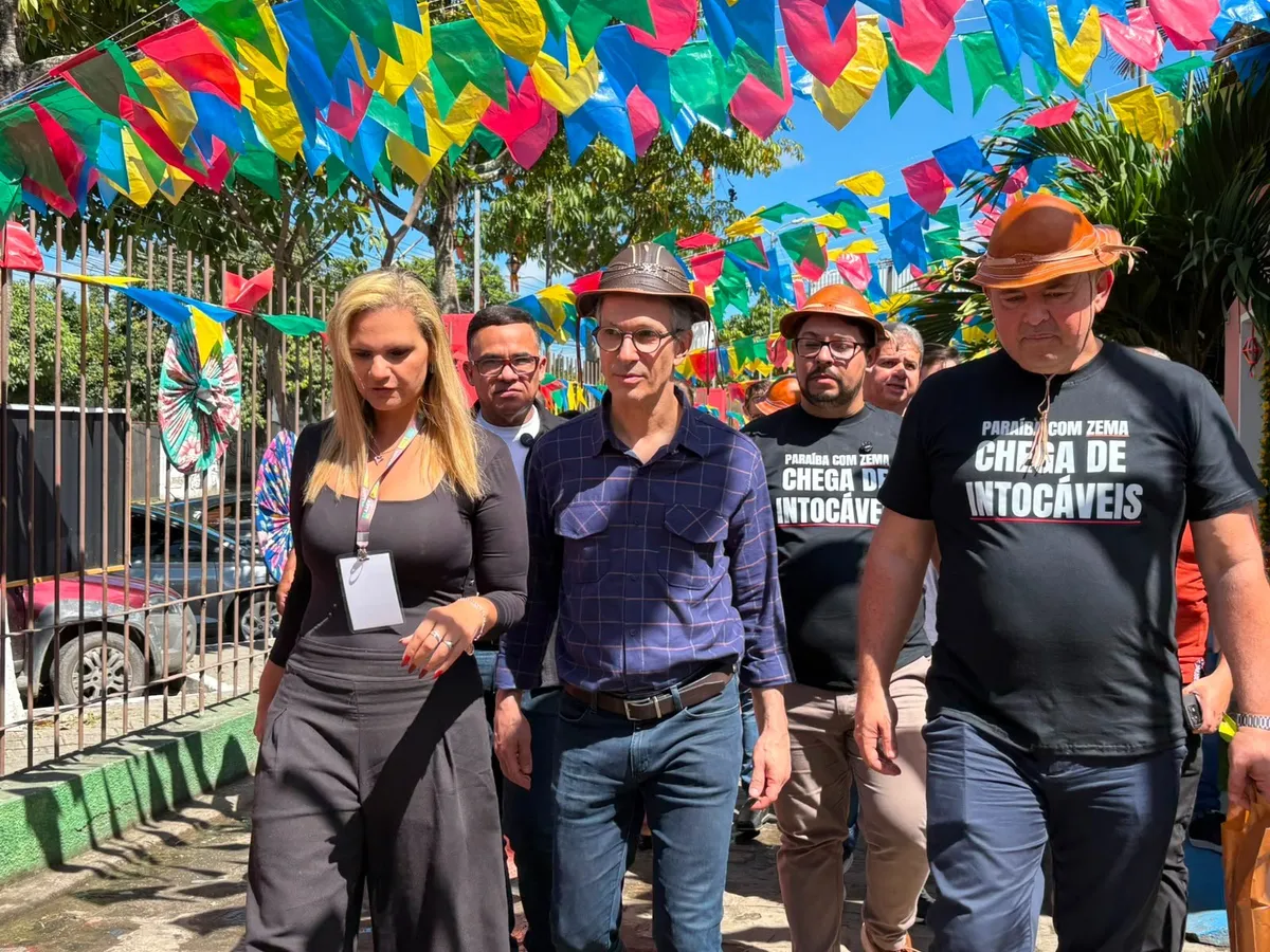 Romeu Zema em evento público na Paraíba, falando para eleitores.
