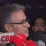 Romeu Zema e Flávio Bolsonaro, figuras centrais em embate político sobre o Caso Master.