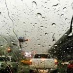 Céu de tempestade com nuvens escuras e chuva intensa caindo sobre a paisagem da Paraíba.