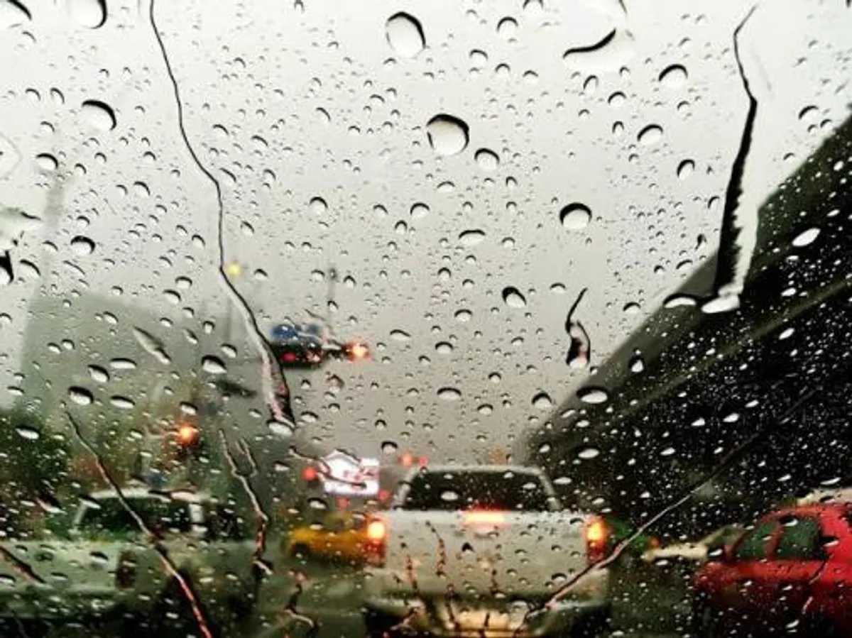Céu de tempestade com nuvens escuras e chuva intensa caindo sobre a paisagem da Paraíba.