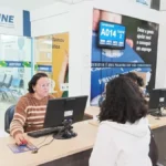 Pessoas aguardando atendimento no Sine Municipal de Campina Grande para oportunidades de emprego.