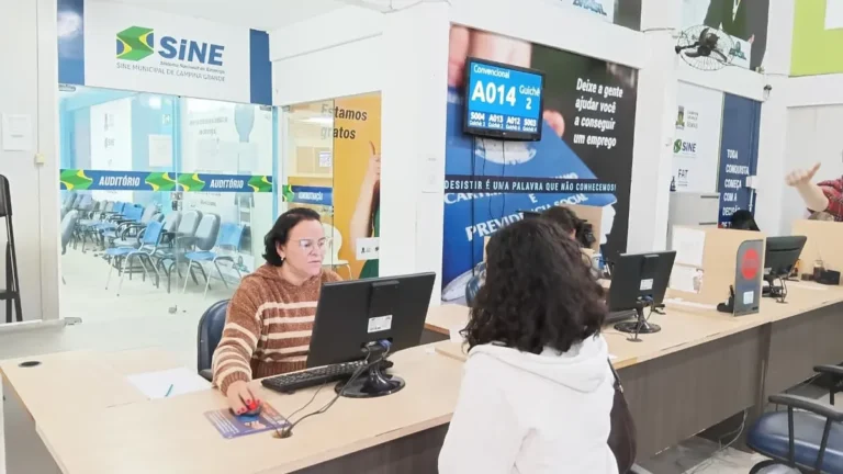 Pessoas aguardando atendimento no Sine Municipal de Campina Grande para oportunidades de emprego.