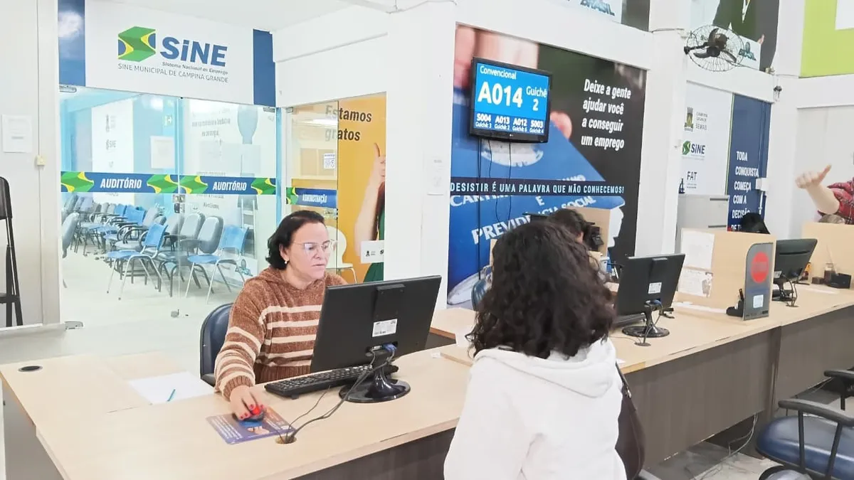 Pessoas aguardando atendimento no Sine Municipal de Campina Grande para oportunidades de emprego.