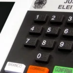 Eleitores votando em um centro de votação na Paraíba com biometria avançada.