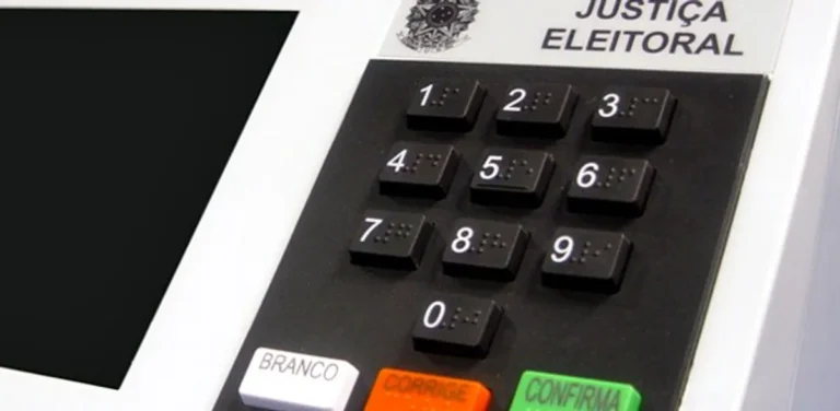 Eleitores votando em um centro de votação na Paraíba com biometria avançada.