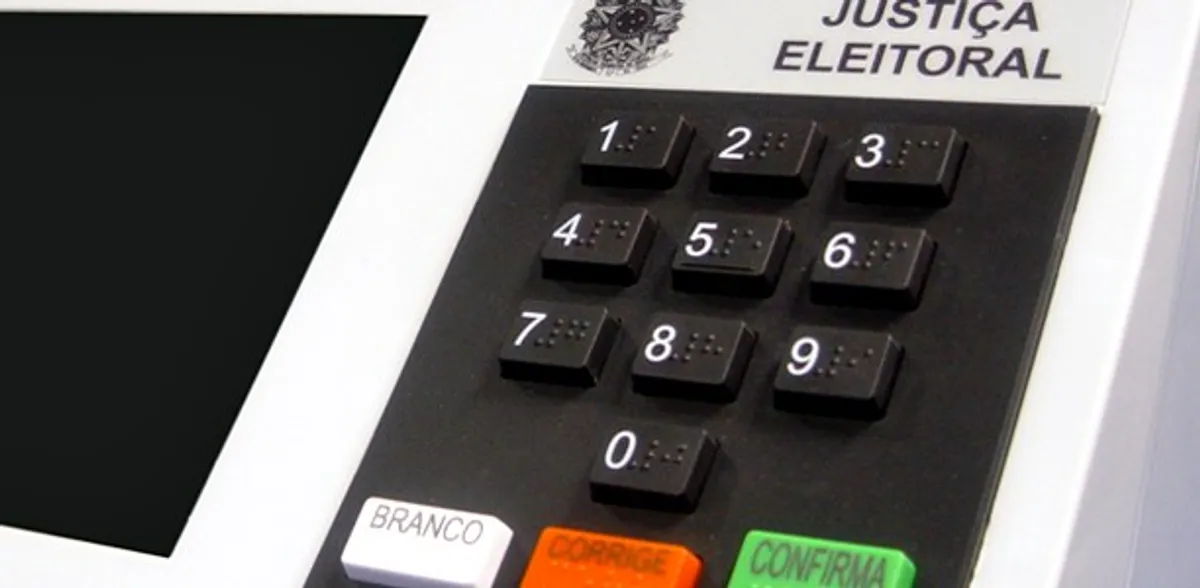 Eleitores votando em um centro de votação na Paraíba com biometria avançada.