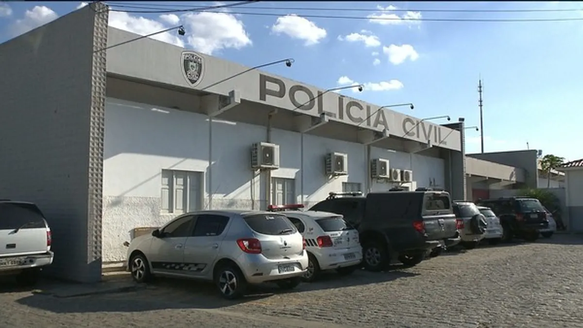 Policiais militares em operação de abordagem em bairro de Campina Grande