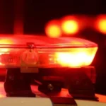 Cena de crime em João Pessoa com fita policial e viaturas.