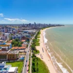 Orla de João Pessoa com edifícios modernos de flats em contraste com prédios residenciais mais antigos