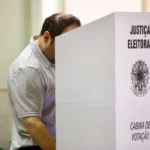 Eleitores na fila para votar em uma seção eleitoral em João Pessoa, Paraíba.