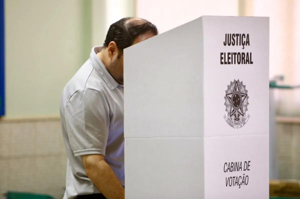 Eleitores na fila para votar em uma seção eleitoral em João Pessoa, Paraíba.