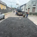 Equipe da prefeitura realizando operação tapa-buraco em rua de João Pessoa